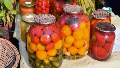 Яку сіль використовувати під час консервації в умовах дефіциту: поради експерта Миколи Пугачова