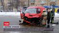Розтрощений фургон та розкидані автозапчастини – в середмісті столиці сталась масштабна автотроща