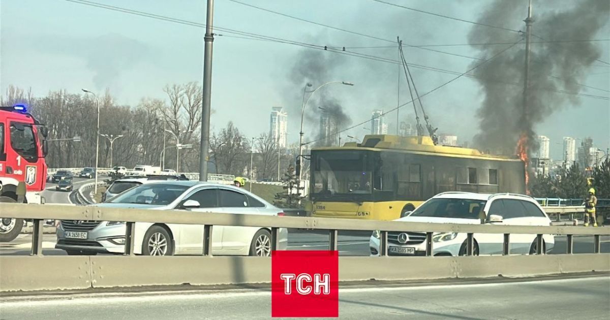Возгорание троллейбуса на мосту Патона в Киеве