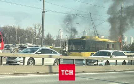 На мосту Патона в Києві спалахнув тролейбус (відео)