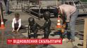 В Киеве скульпторы восстанавливают художественную композицию "Дети, которые пускают кораблики"