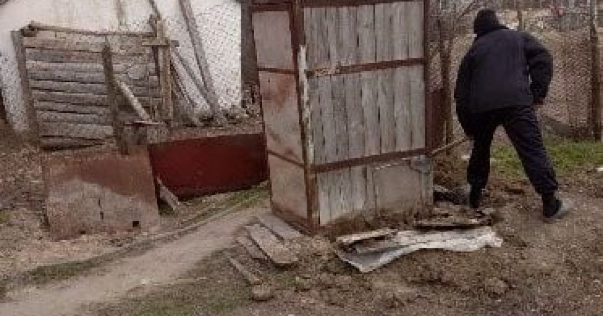 В Херсонській області у вуличному туалеті знайшли мертве немовля: що відомо