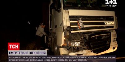 Новини України: неподалік Одеси водій врізався у вантажівку і згорів живцем у кабіні