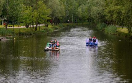Двоє поліцейських приїхали до Києва на сесію і врятували дитину, що впала в озеро