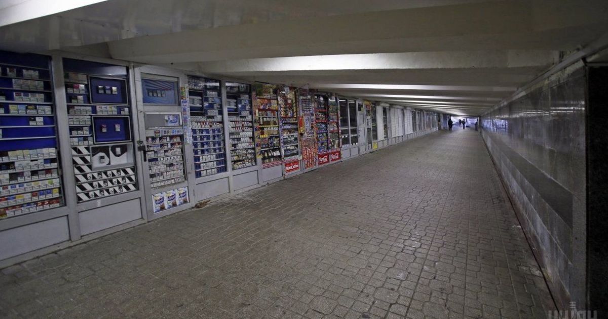 Продавці з МАФів під Майданом збирають речі: заявляють про знесення кіосків