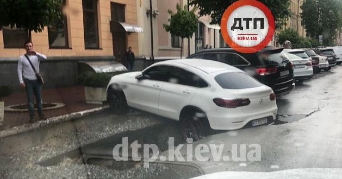 Киев затопило: на Подоле розчахнувся асфальт, авто провалилось в расщелину (фото)