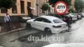 Киев затопило: на Подоле розчахнувся асфальт, авто провалилось в расщелину (фото)