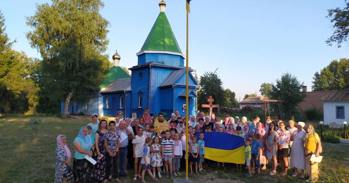 В селе на Виннитчине верующие УПЦ МП сорвали украинский флаг возле церкви