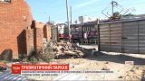 Двухметровый забор чуть не раздавил 19-летнюю девушку в Харькове