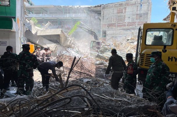 Обвал школи в Індонезії. / © Associated Press