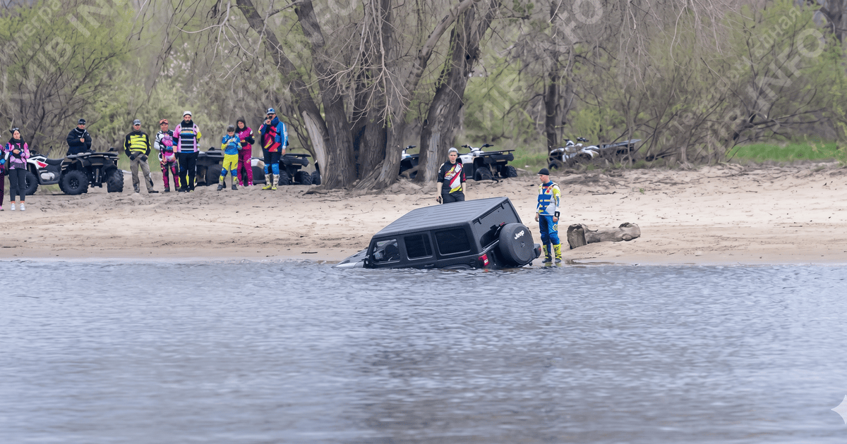Джип втопився у Дніпрі