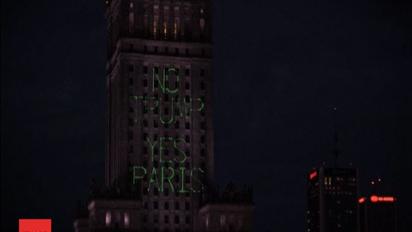 Величезний напис "No Trump, Yes Paris" з'явився на Палаці культури і науки в Польщі