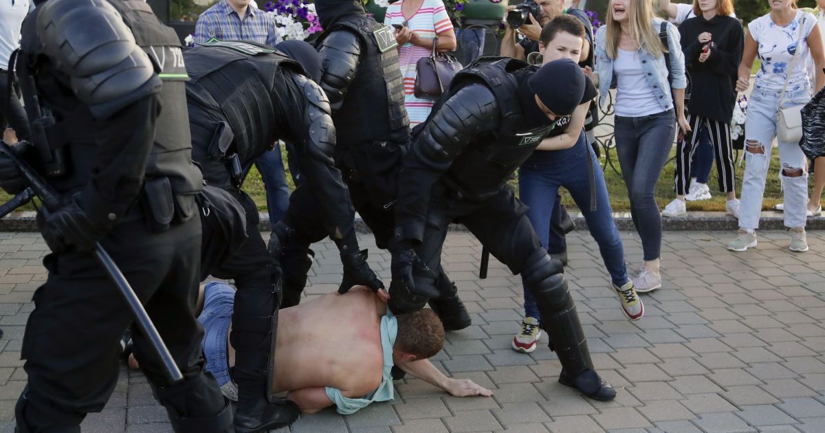 В Беларуси задержанных на протестах свозят в тюрьмы из-за переполненных СИЗО