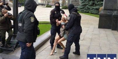 Під Офісом президента поліція затримала голу дівчину