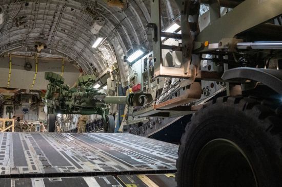 "Подарунки полетять по російській армії": Канада передасть Україні 20 тис. артснарядів до M777