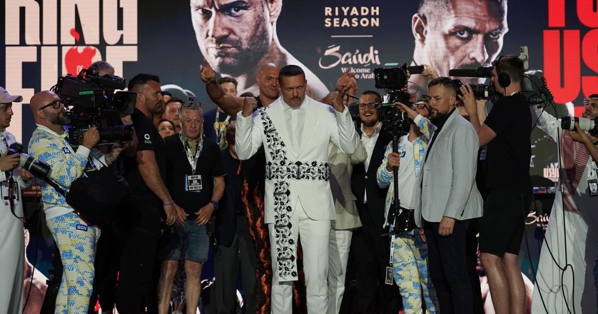 Олександр Усик / Фото: @queensberrypromotions @roundnboutmedia