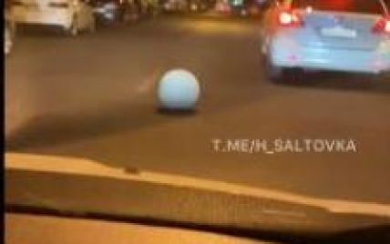По центру Харькова катился бетонный шар и царапал машины: видео