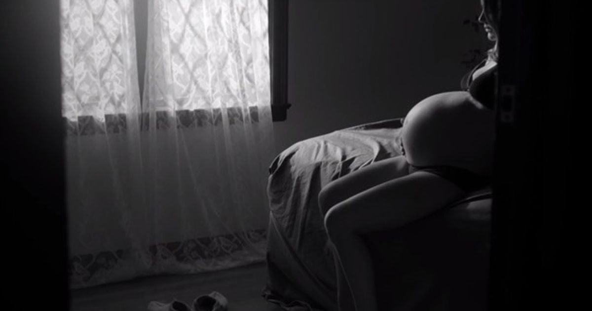 Наталі Портман показала оголений вагітний живіт у кліпі