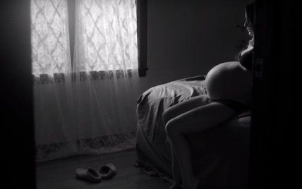 Натали Портман показала обнаженный беременный живот в клипе