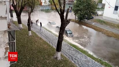 В Киеве кипяток, который напором бил из-под земли, затопил несколько припаркованных авто