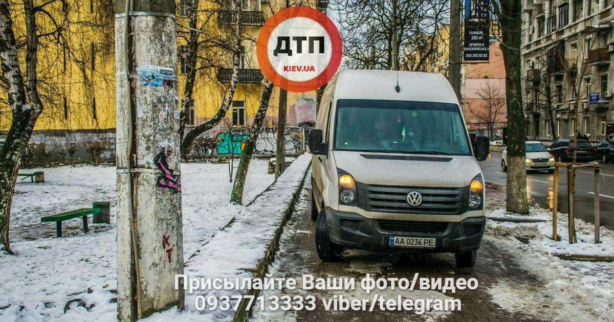 В Киеве школьник поскользнулся и упал под колеса микроавтобуса