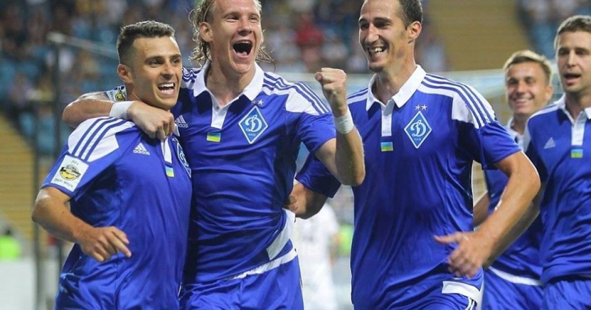 Динамовцы поздравляют Жуниора Мораеса со вторым подряд забитым мячом.