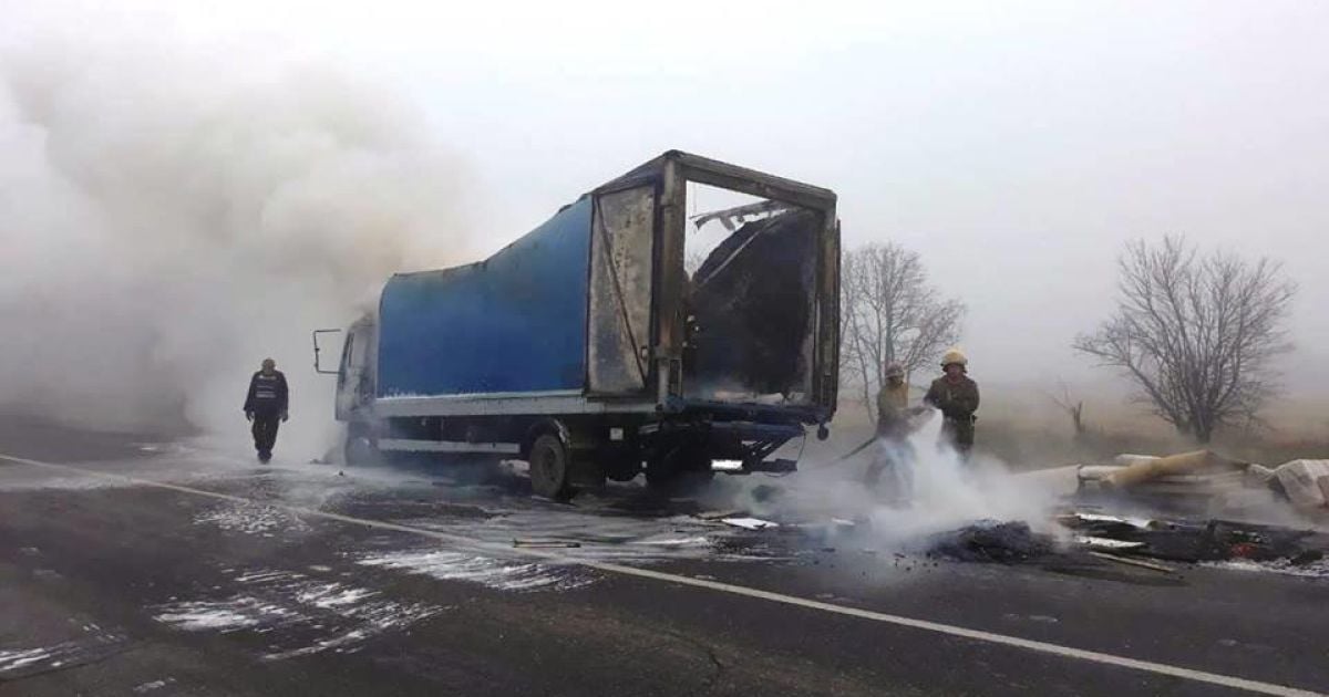 На Запоріжжі посеред траси загорілася вантажівка