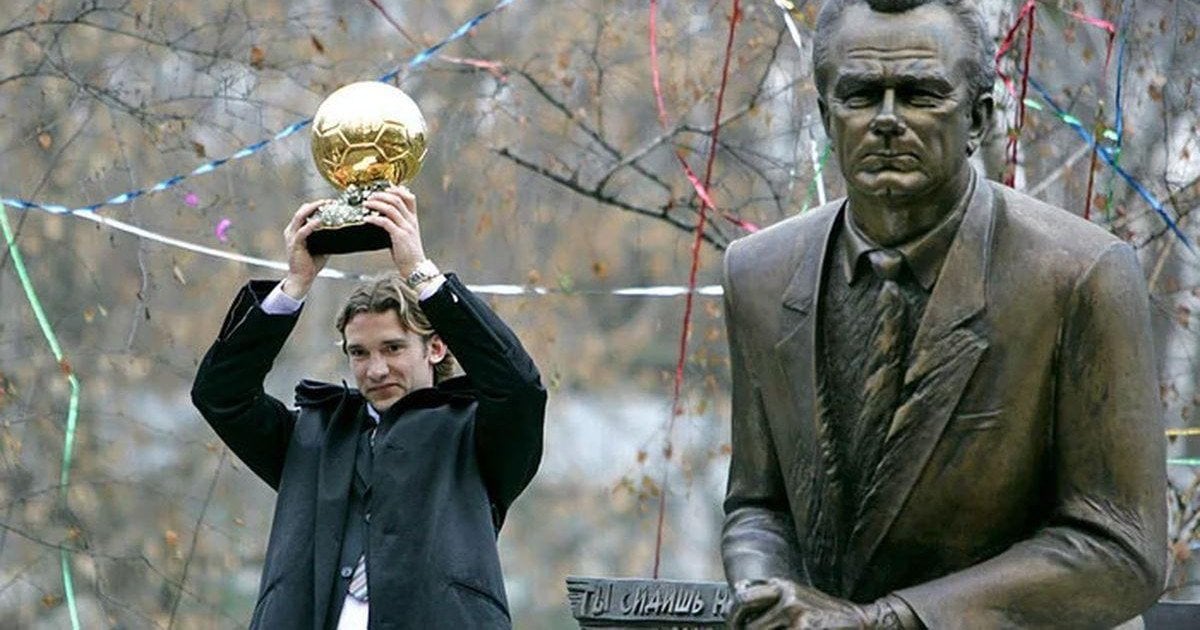 Андрій Шевченко біля пам'ятника Валерію Лобановському