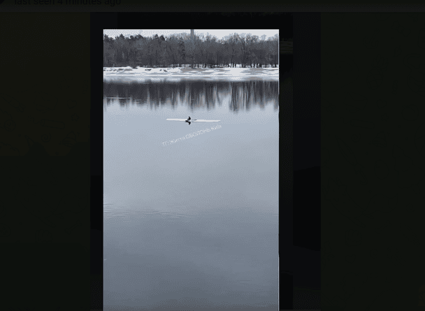 Людина на крижині пливе Дніпром