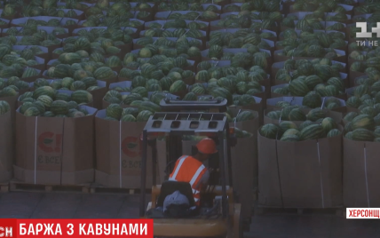 До Києва вирушила баржа із 300 тоннами херсонських кавунів: коли можна буде купити та за скільки