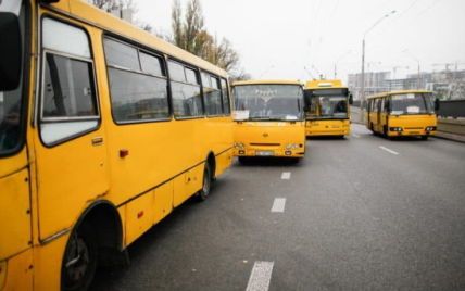 В Киеве водитель маршрутки листал соцсети прямо во время движения (видео)