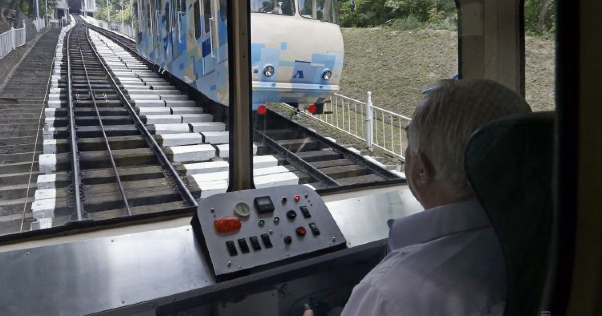 В Сети показали, как работает киевский фуникулер изнутри