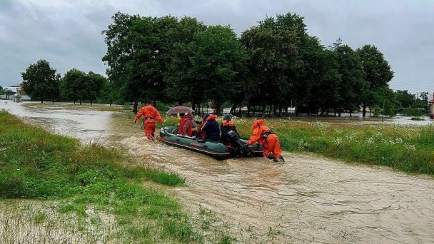 На Івано-Франківщині підтоплено 600 домогосподарств, мешканців евакуюють на човнах / © ДСНС
