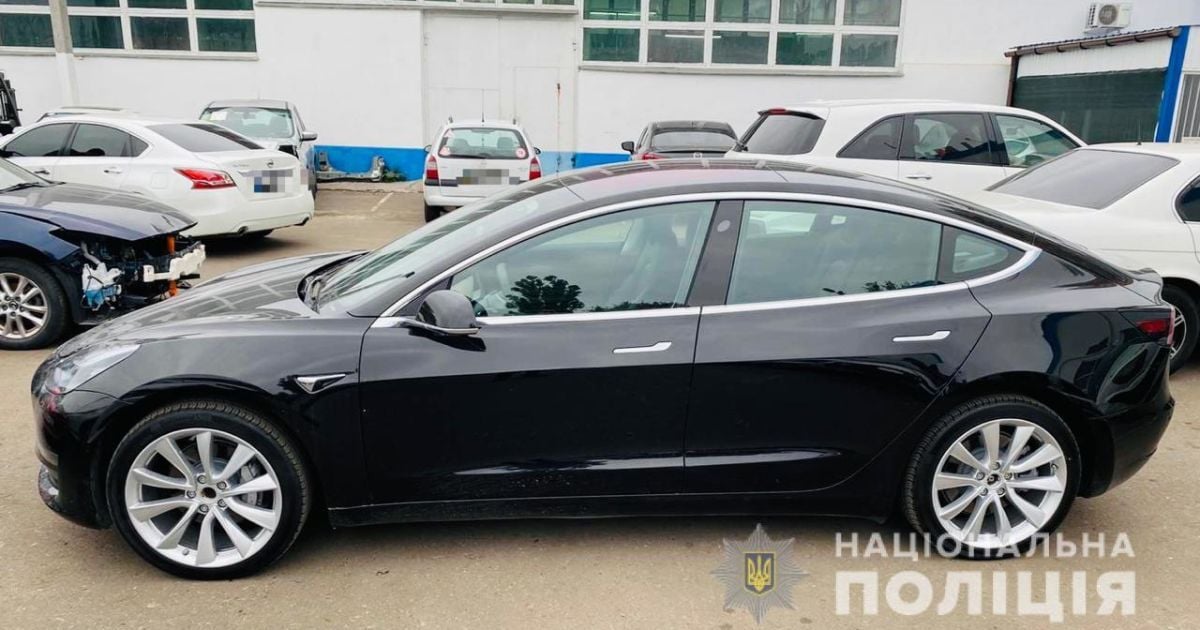 "Хотів випробувати рідкісну автівку": в Одесі працівник автомийки тимчасово викрав "Теслу"