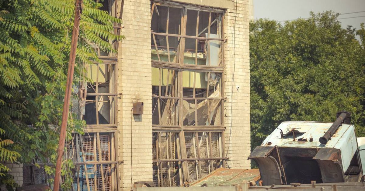 В Днепре показали последствия российского авиаудара (фото)