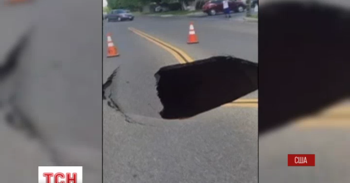 В США на дороге образовался провал