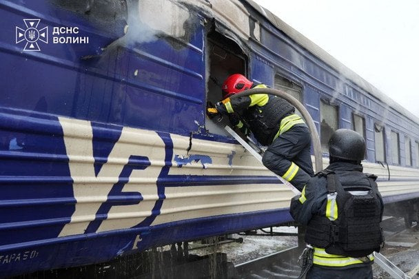 РФ ударила по поезду на вокзале Луцка.