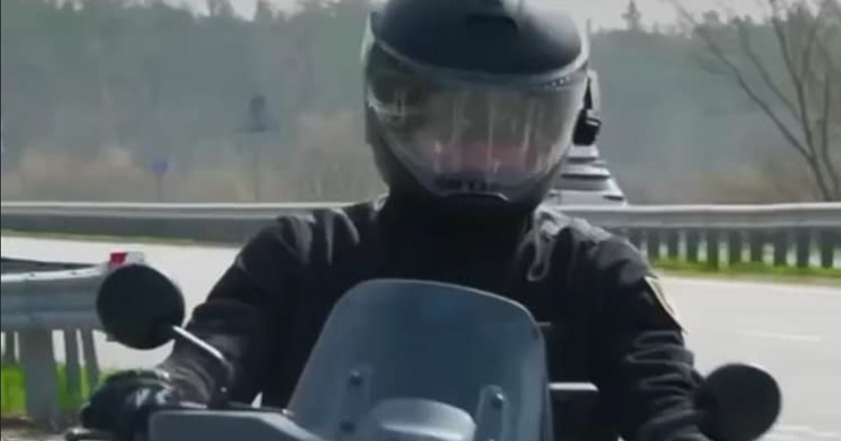 Кадр по видео, на котором Порошенко катается на мотоцикле