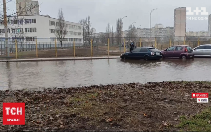 После прорыва трубы несколько домов и школа в спальном районе Киева остаются без воды