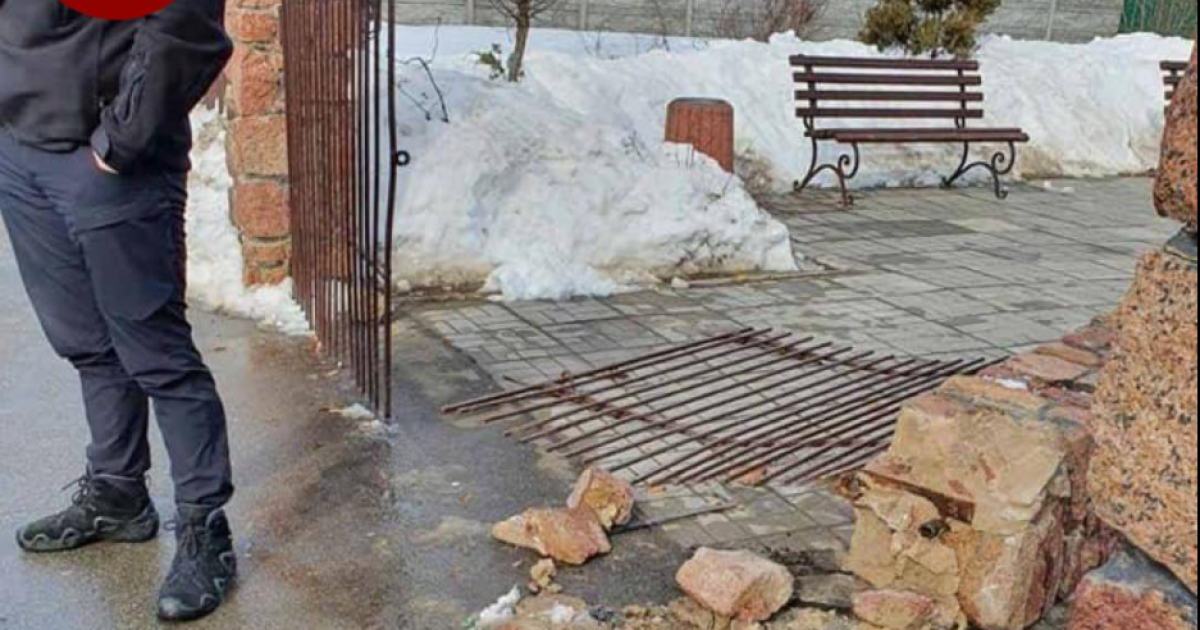 Сплутав педалі: під Києвом водій в'їхав у зупинку і травмував маму з дитиною