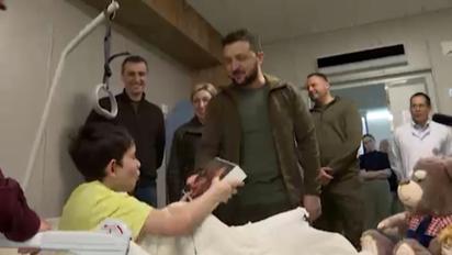 ​​Володимир Зеленський відвідав двох дітей-сиріт із Маріуполя, яких вдалося повернути в Україну
