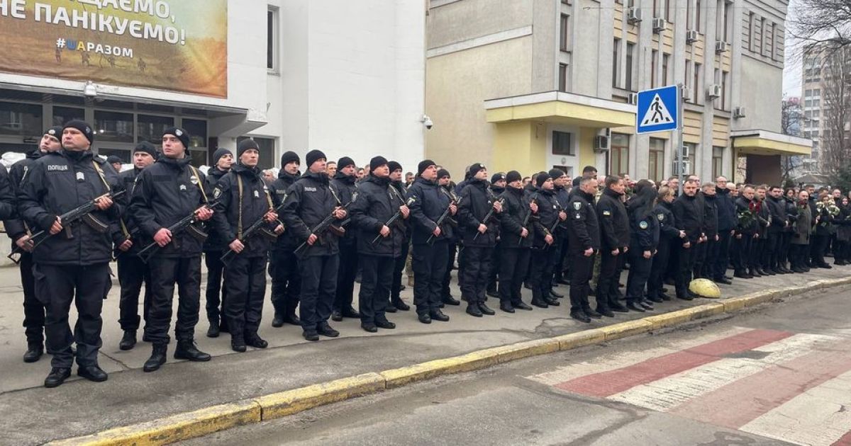 Прощание с погибшим руководством МВД: коллеги и родные несут цветы, а возле Украинского дома установили металлоискатели (фото)