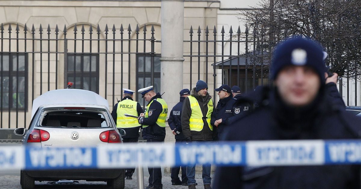 Вывезли в лес и избили дубинкой: в Польше двух полицейских обвиняют в издевательстве над украинцем