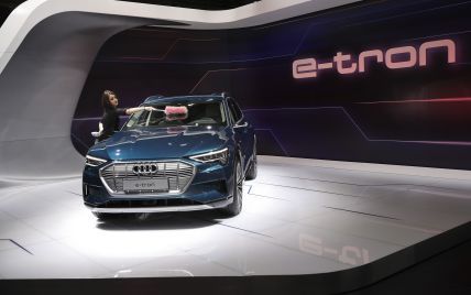 Audi урезала возможности и цену электрокроссовера E-tron