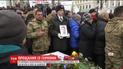 На Майдані Незалежності сотні людей вишукувалися в черги, аби попрощатись із загиблими в Авдіївці