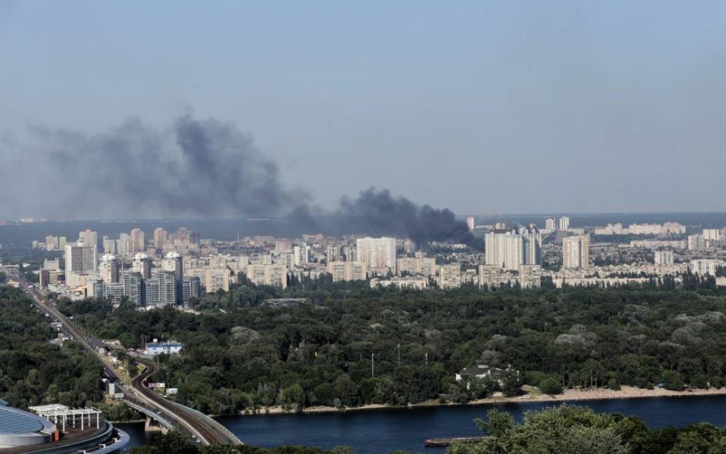 Дым от пожара виден со всех окраин Киева. / © Громадське ТБ