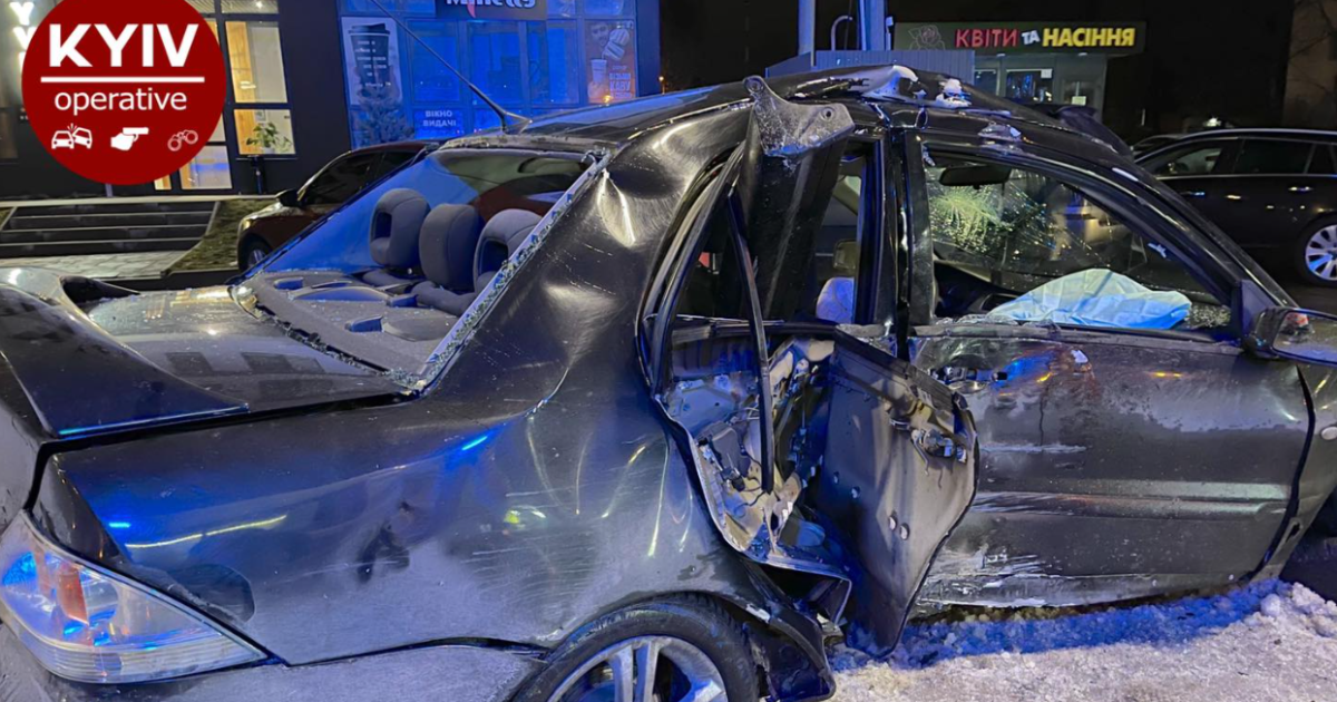 У Києві п'яний водій на Mitsubishi влетів у стовп