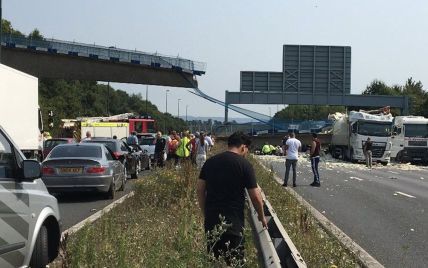 В Британии пешеходный мост рухнул на загруженное шоссе