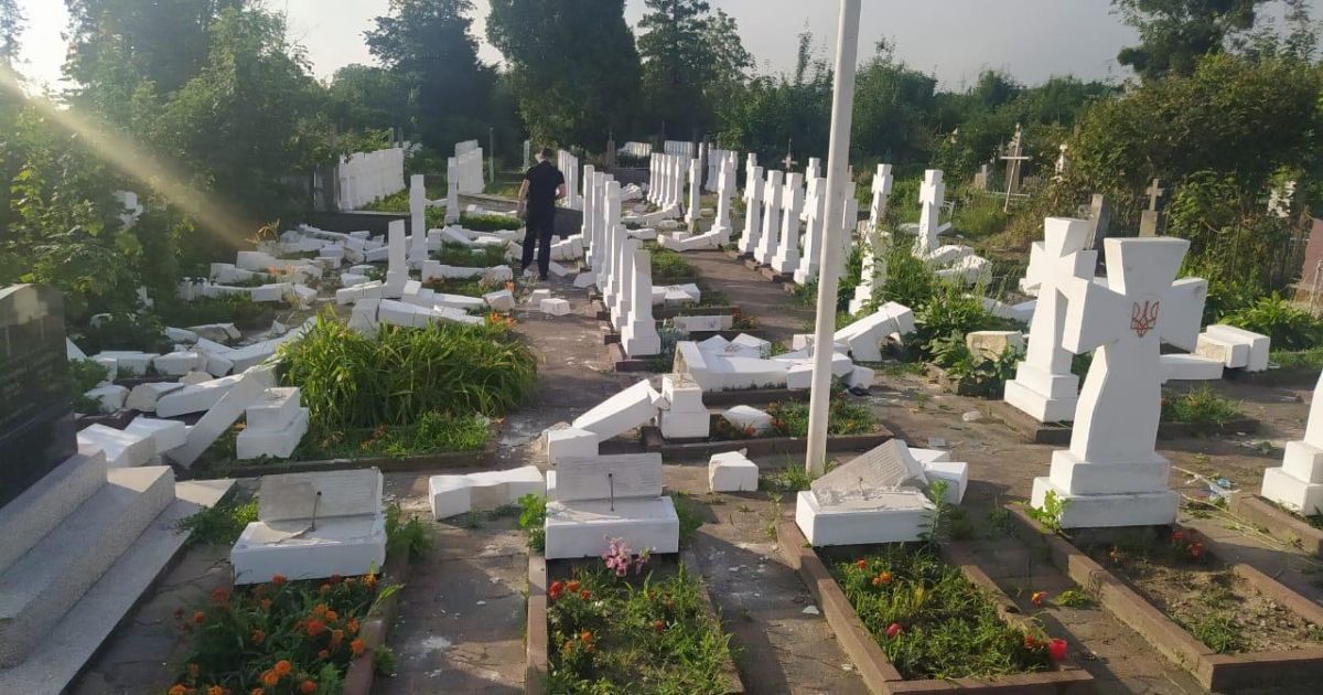 Знищив 60 хрестів: у Львівській області судитимуть 20-річного хлопця, який поглумився з могил військових