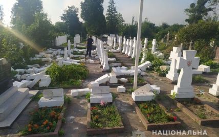 Уничтожил 60 крестов: во Львовской области будут судить 20-летнего парня, который надругался над могилами военных
